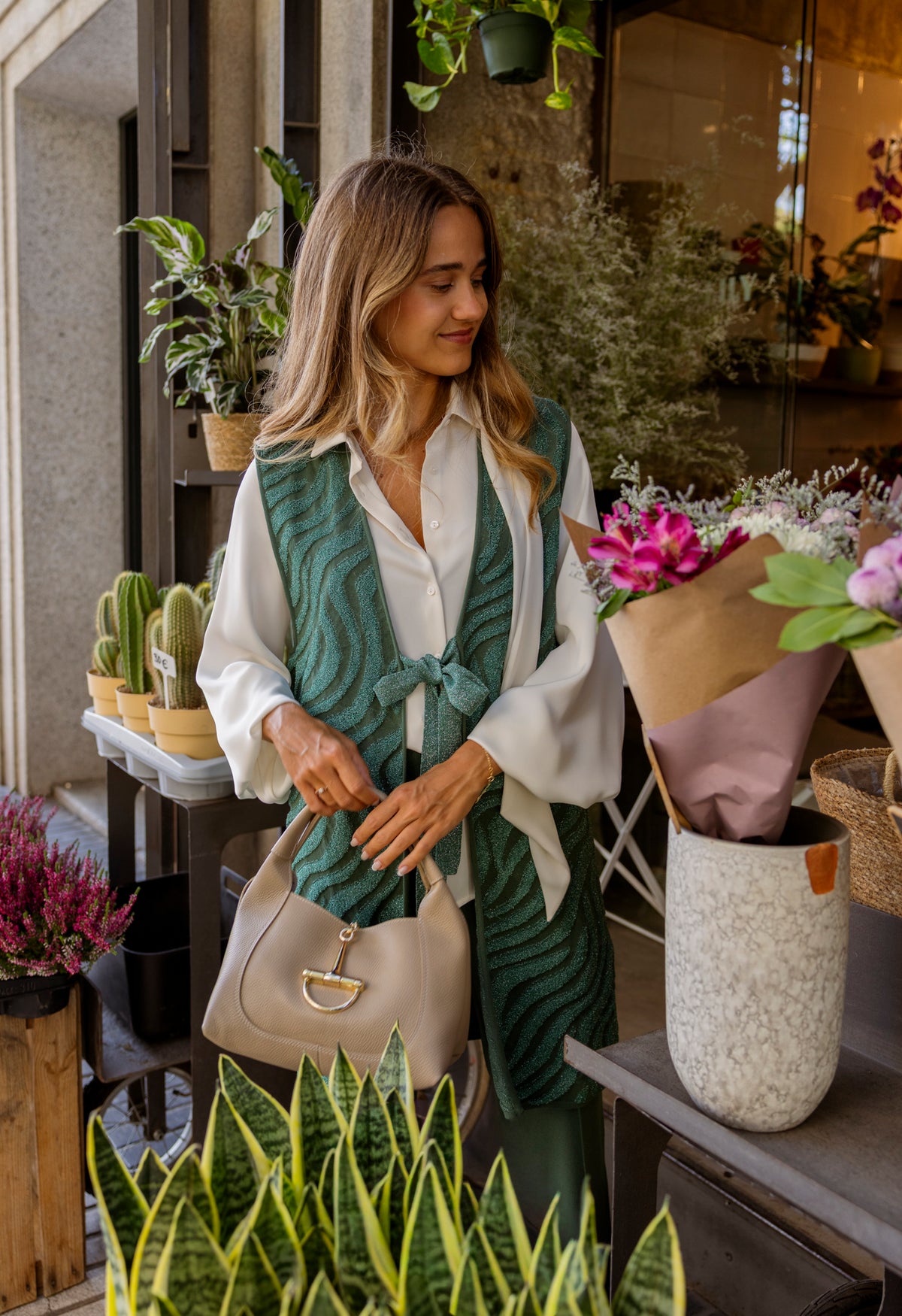 Bolso beige con detalle metálico, otra vista