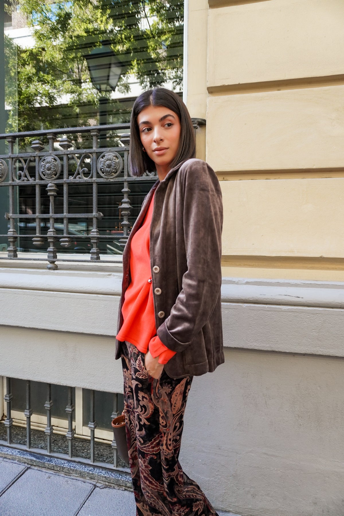 Chaqueta marrón de acabado aterciopelado — otra vista de la colección DE ROZIO