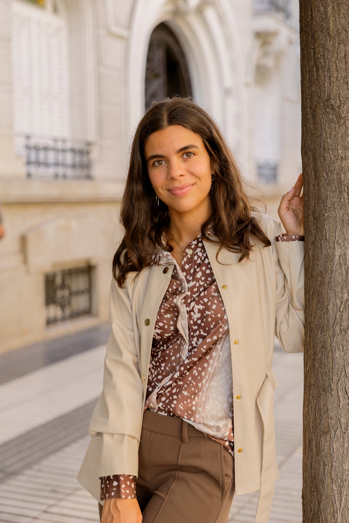 Camisa fluida estampada en tonos tierra
