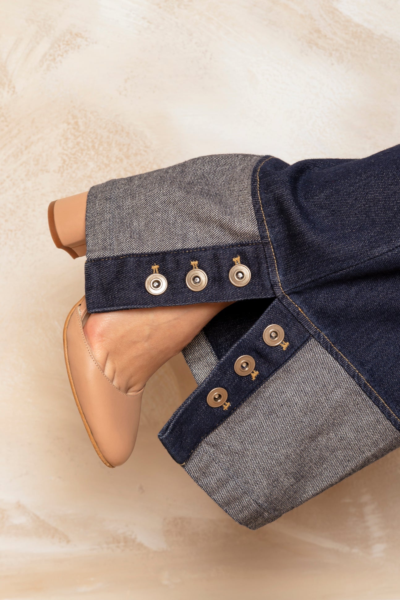 Pantalón vaquero recto con detalle de botones