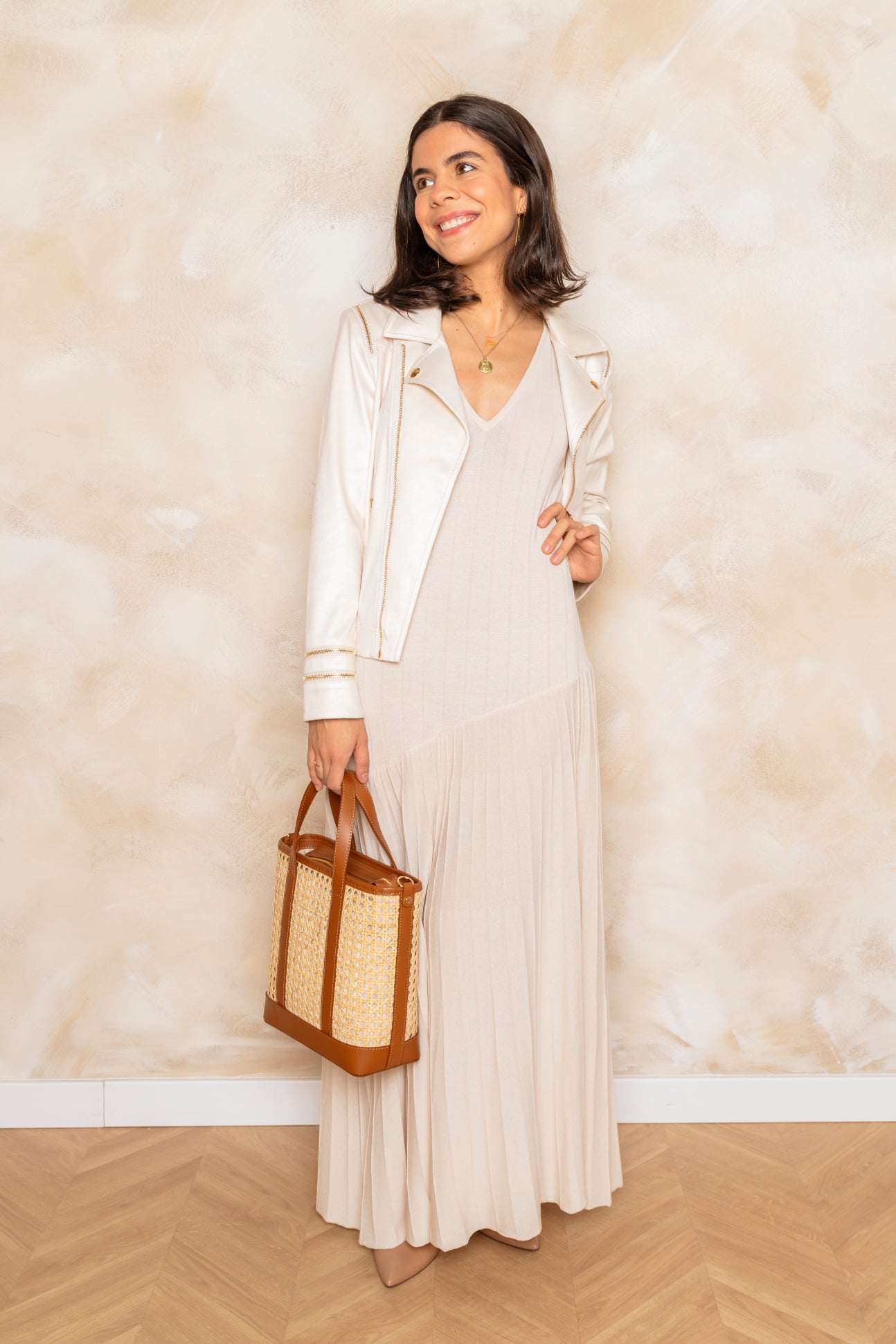 Vestido de punto crudo con caída y detalle de tablas