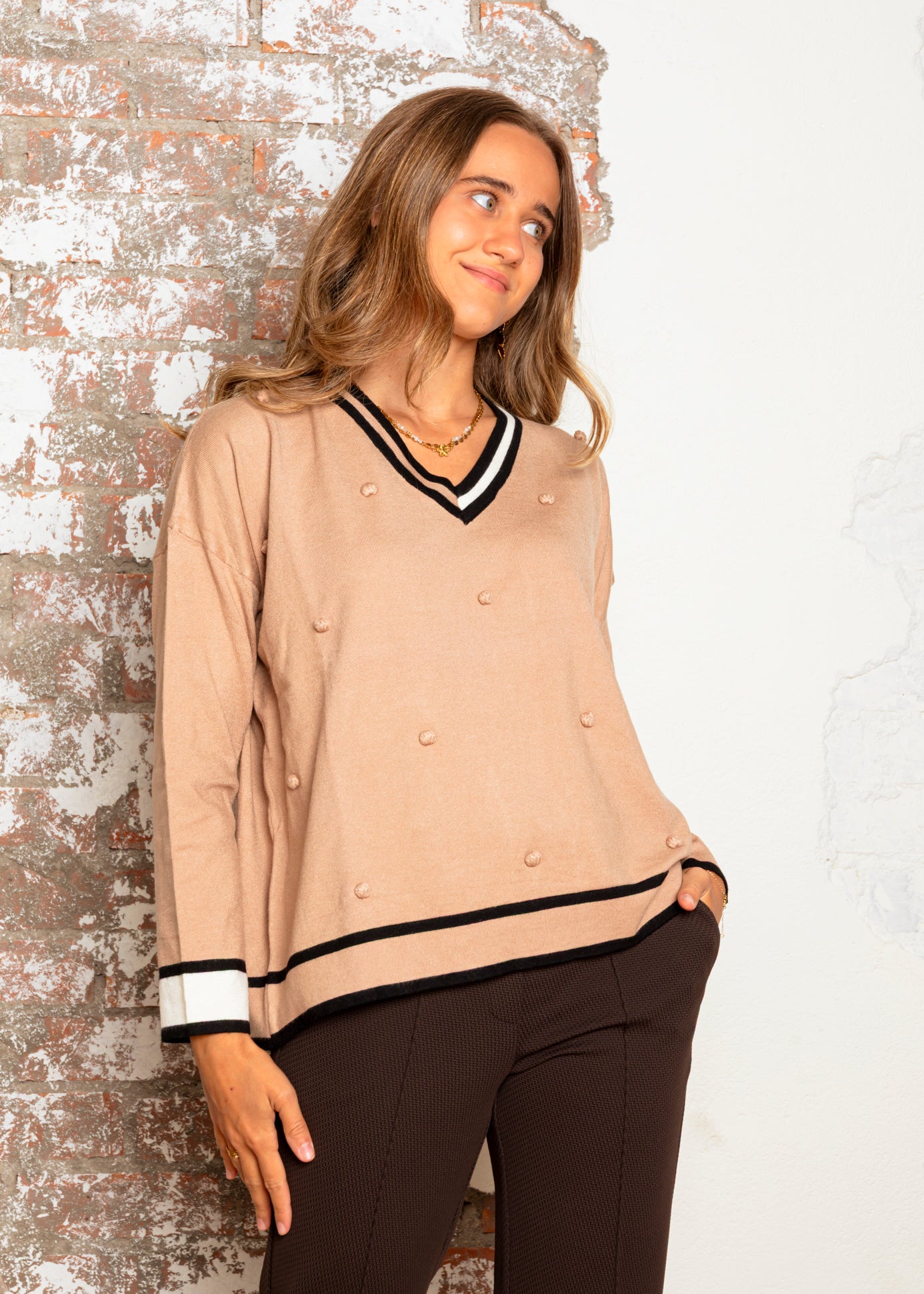 Jersey beige con bodoques en relieve