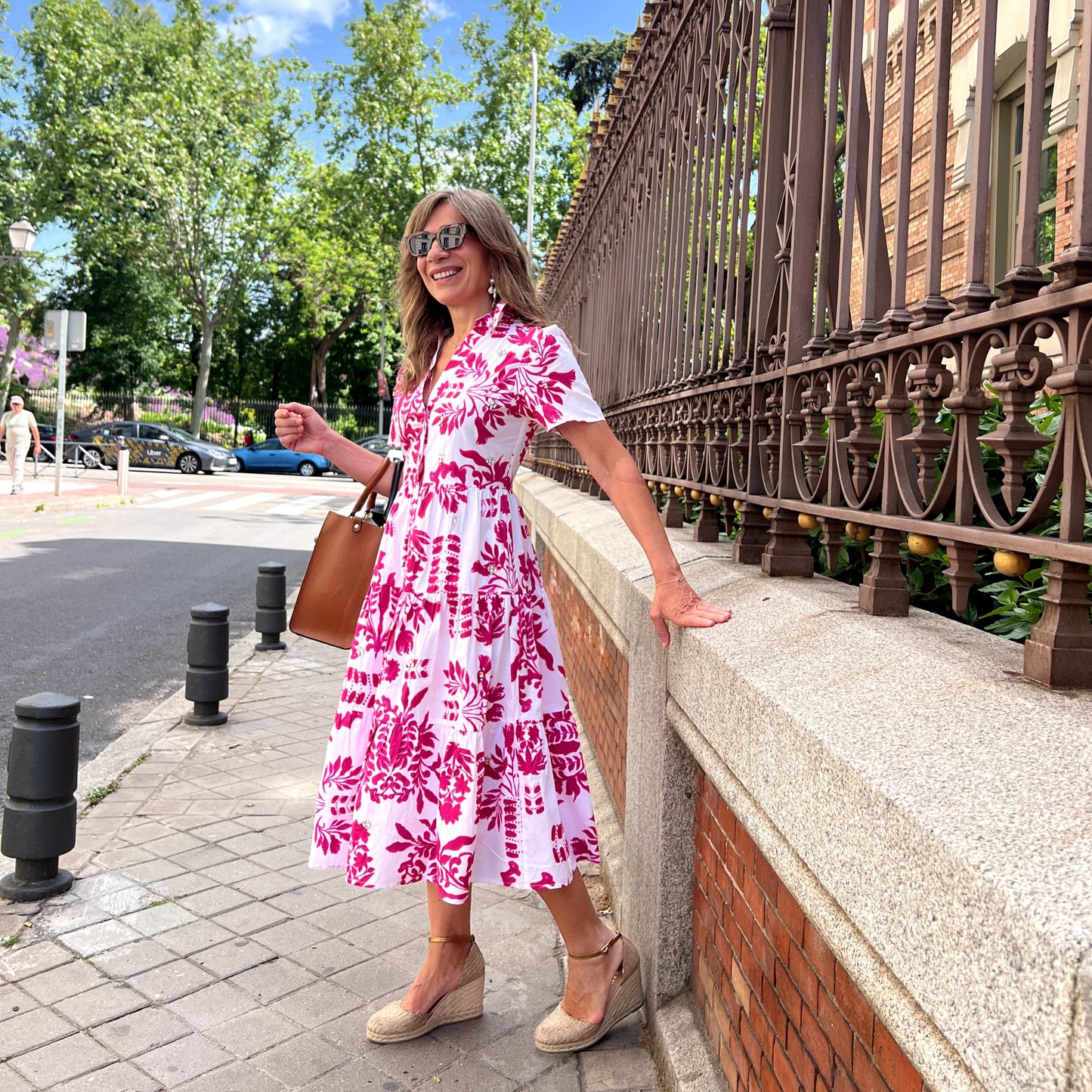 Vestido apliques estampado fucsia