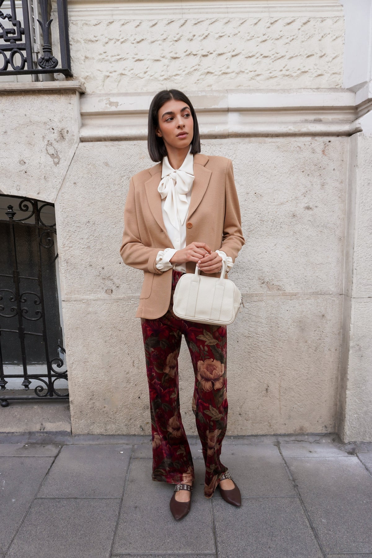 Americana camel con solapas y bolsillos — vista del conjunto de la colección DE ROZIO