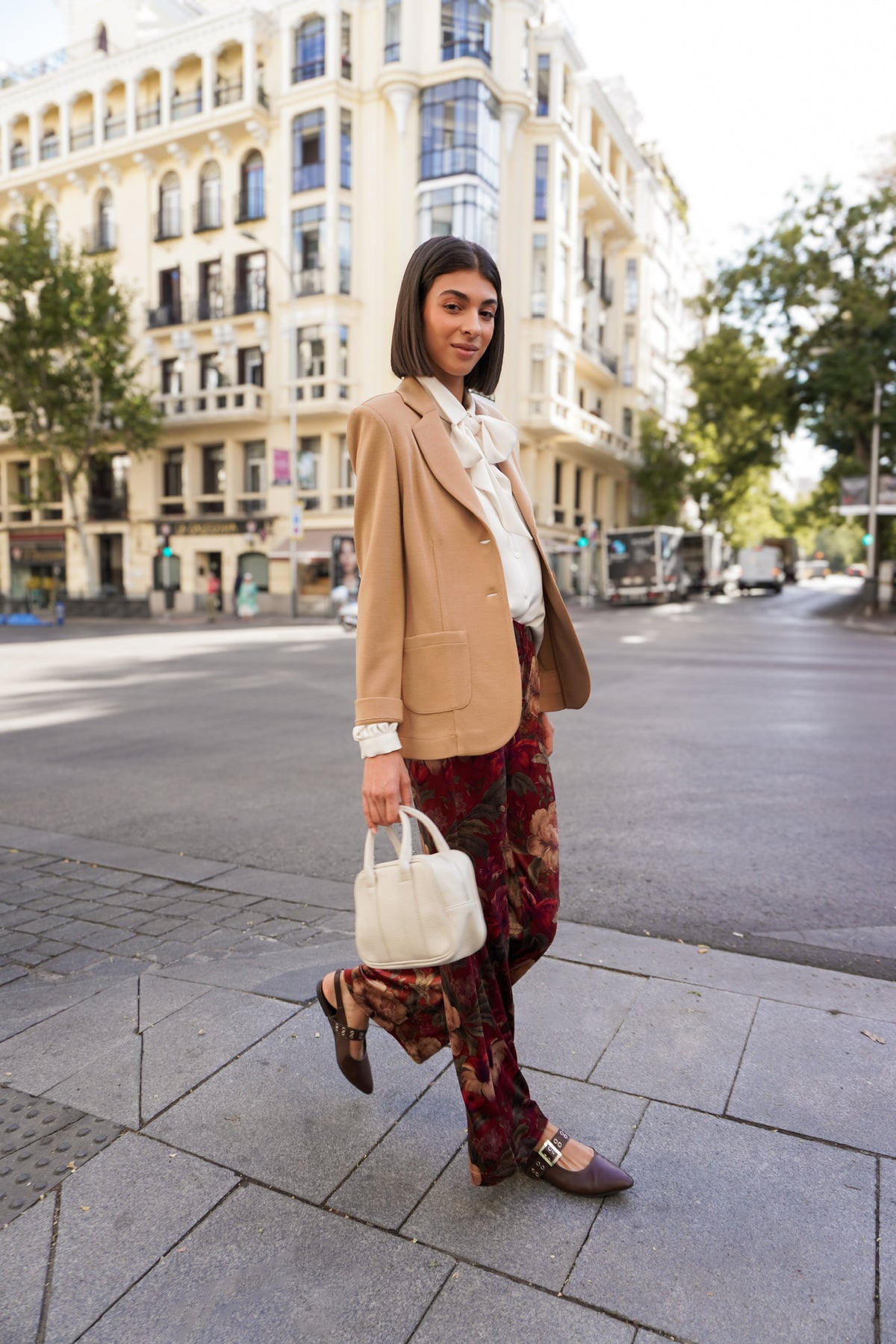 Americana camel con solapas y bolsillos — otra vista de la colección DE ROZIO