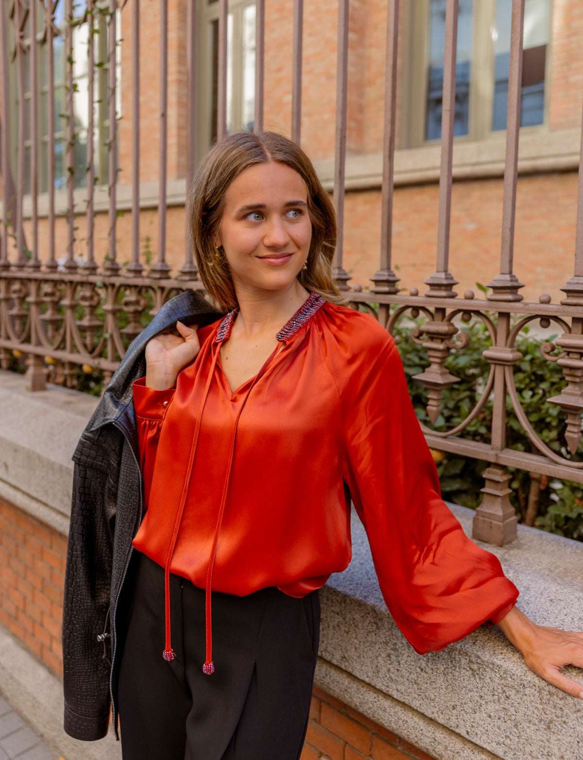 Blusa satinada roja con lazada en el escote: fotografía 2