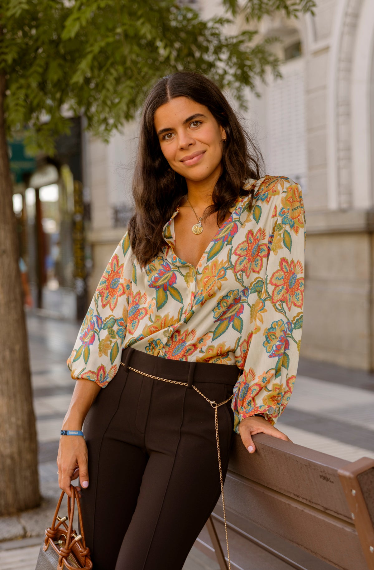 Camisa de estampado botánico en tonos tierra: fotografía 1