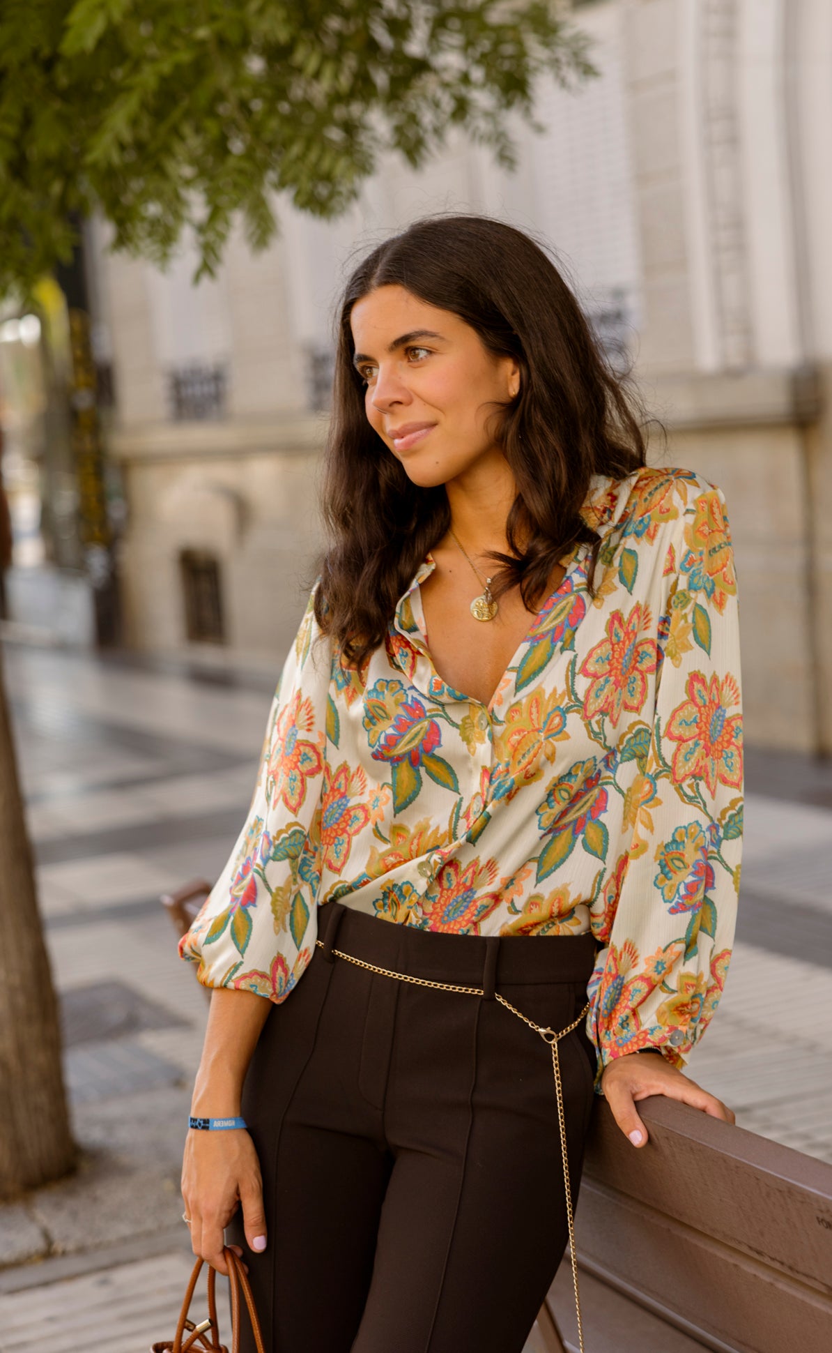 Camisa de estampado botánico en tonos tierra: fotografía 3
