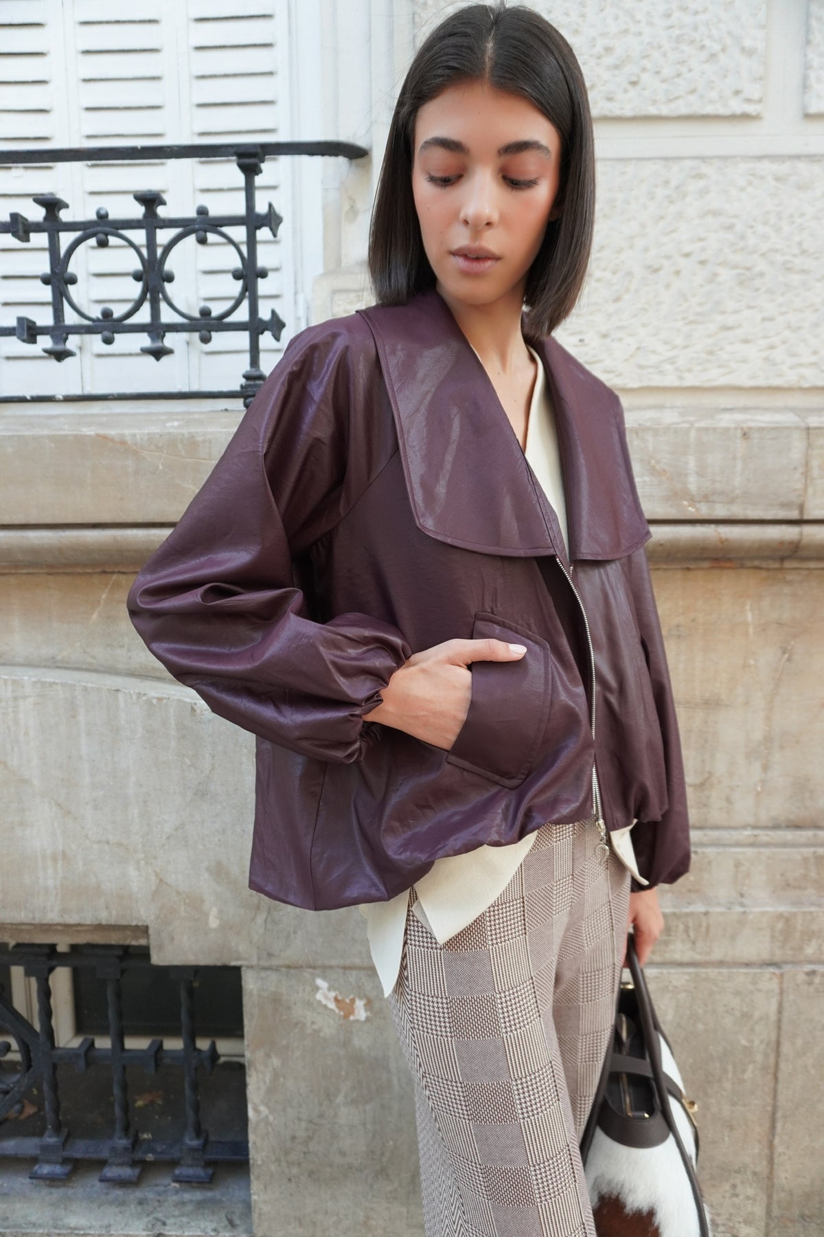 Chaqueta berenjena con solapas amplias — vista principal de la colección DE ROZIO