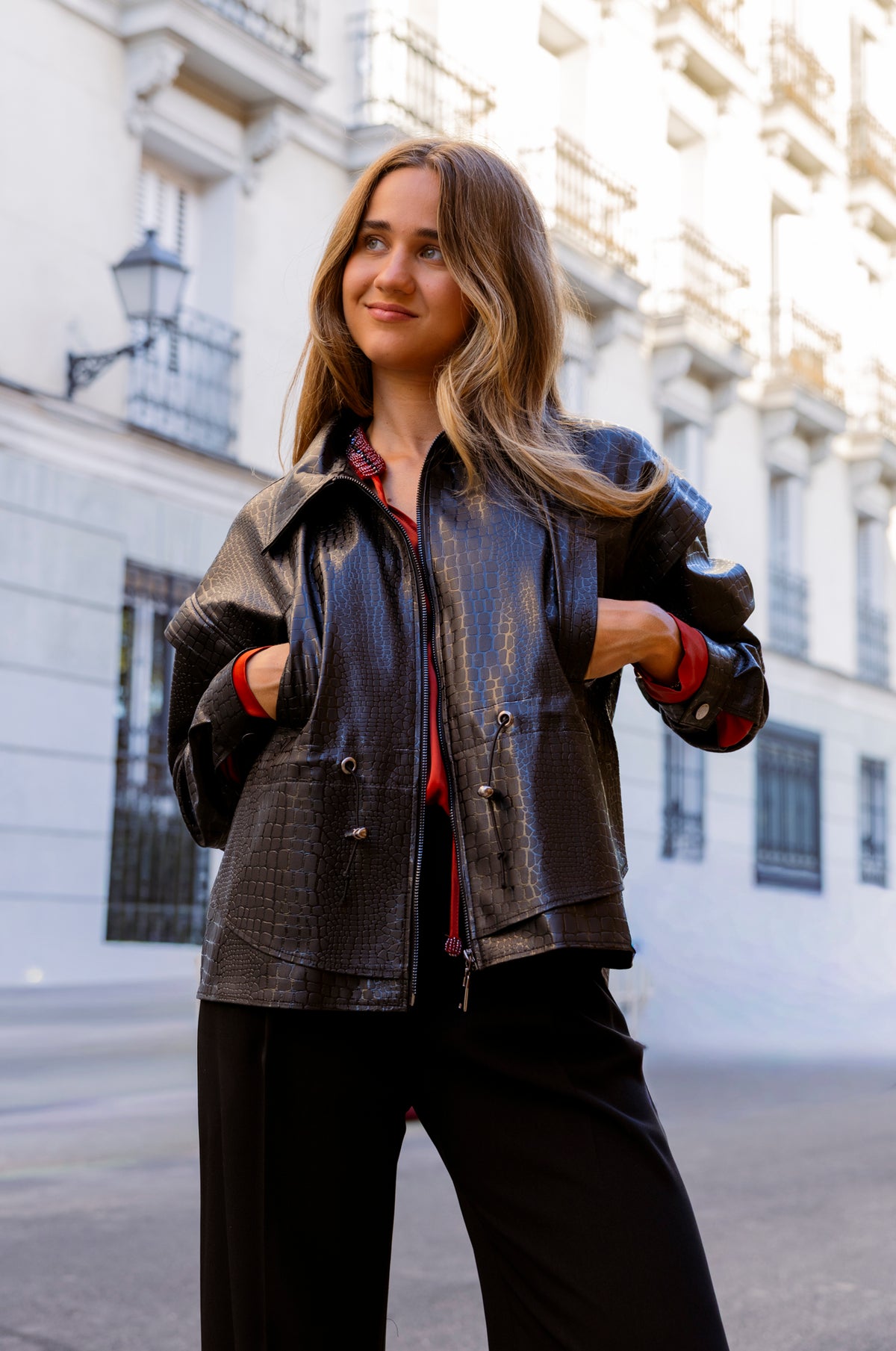 Chaqueta negra con cremallera y cuello camisero: fotografía 2
