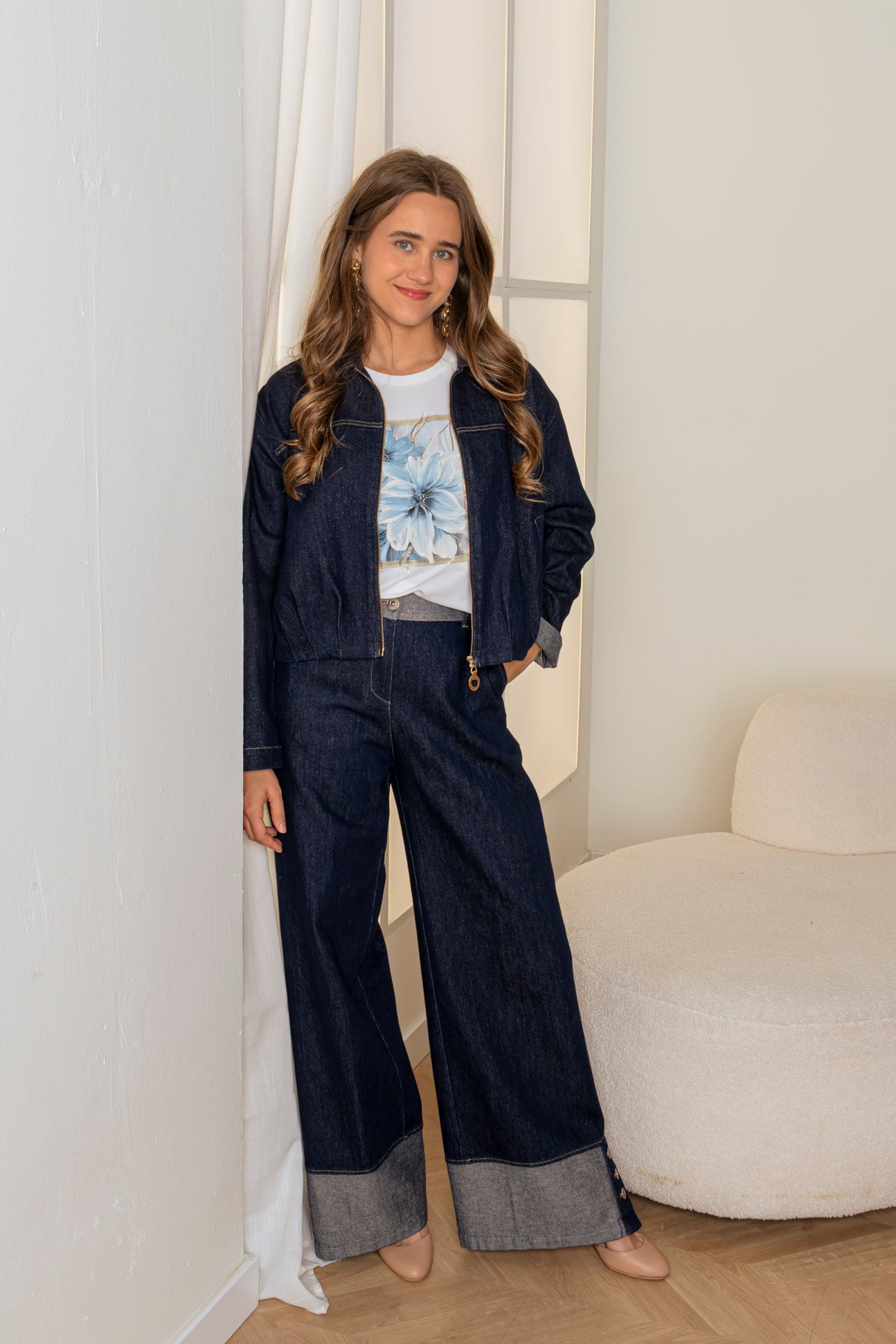 Pantalón vaquero recto con detalle de botones