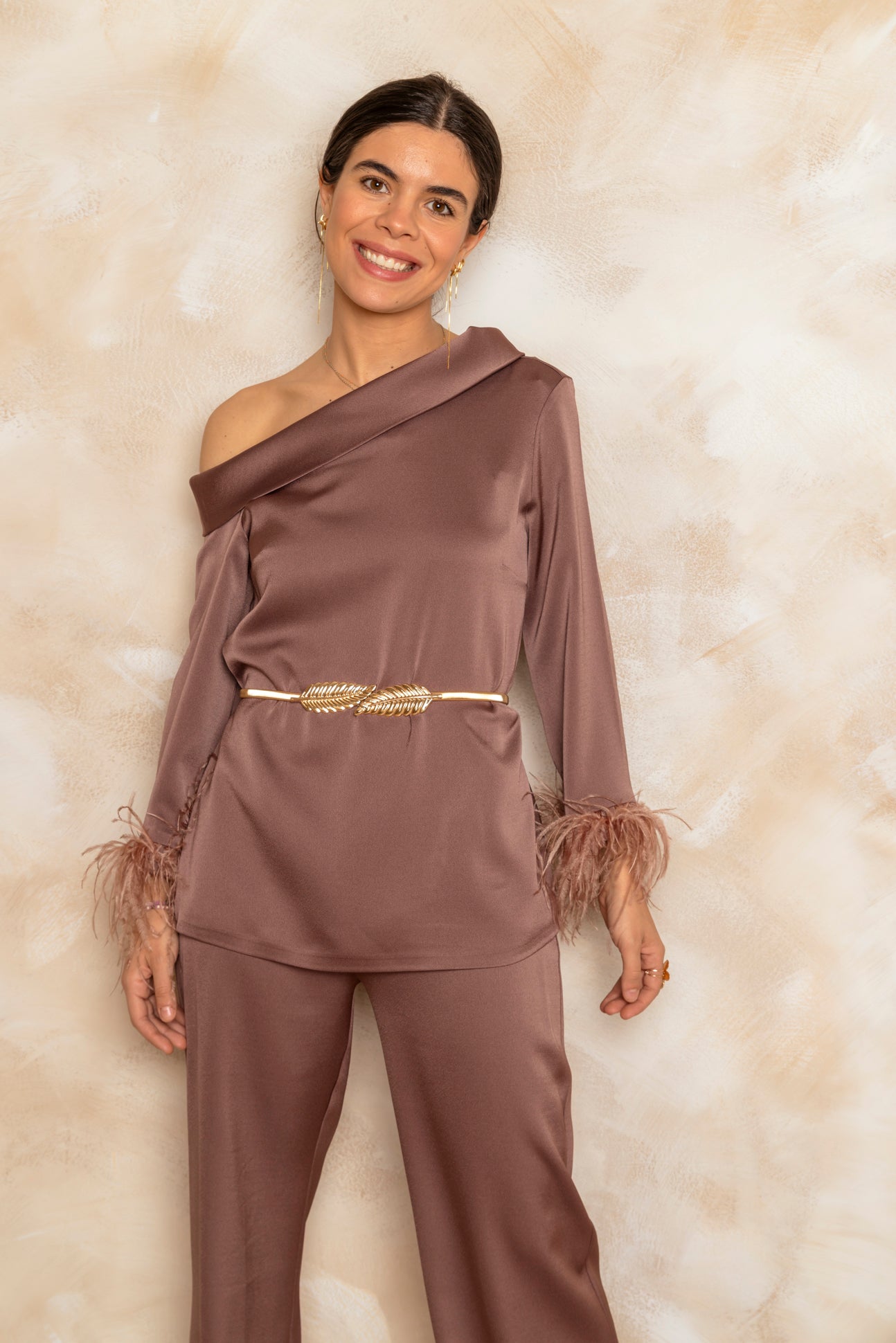Conjunto Satinado Asimétrico con Plumas Chocolate