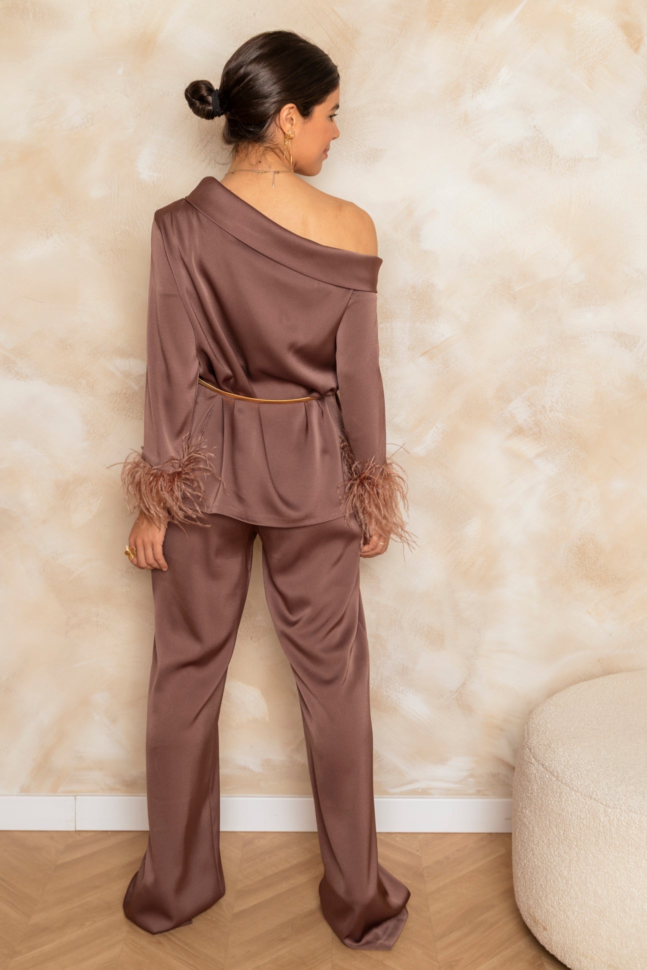 Conjunto Satinado Asimétrico con Plumas Chocolate