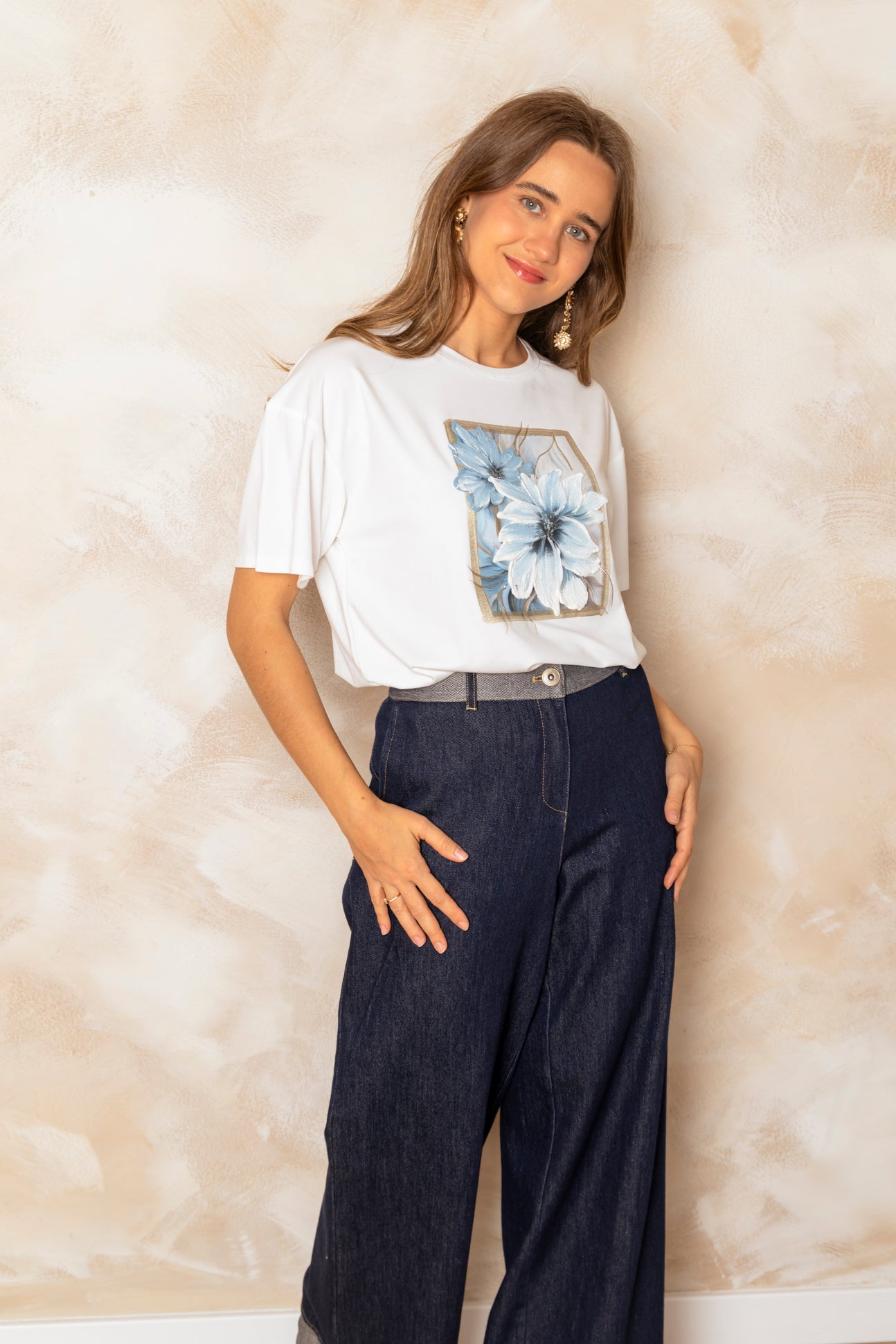 Camiseta blanca con flor en relieve