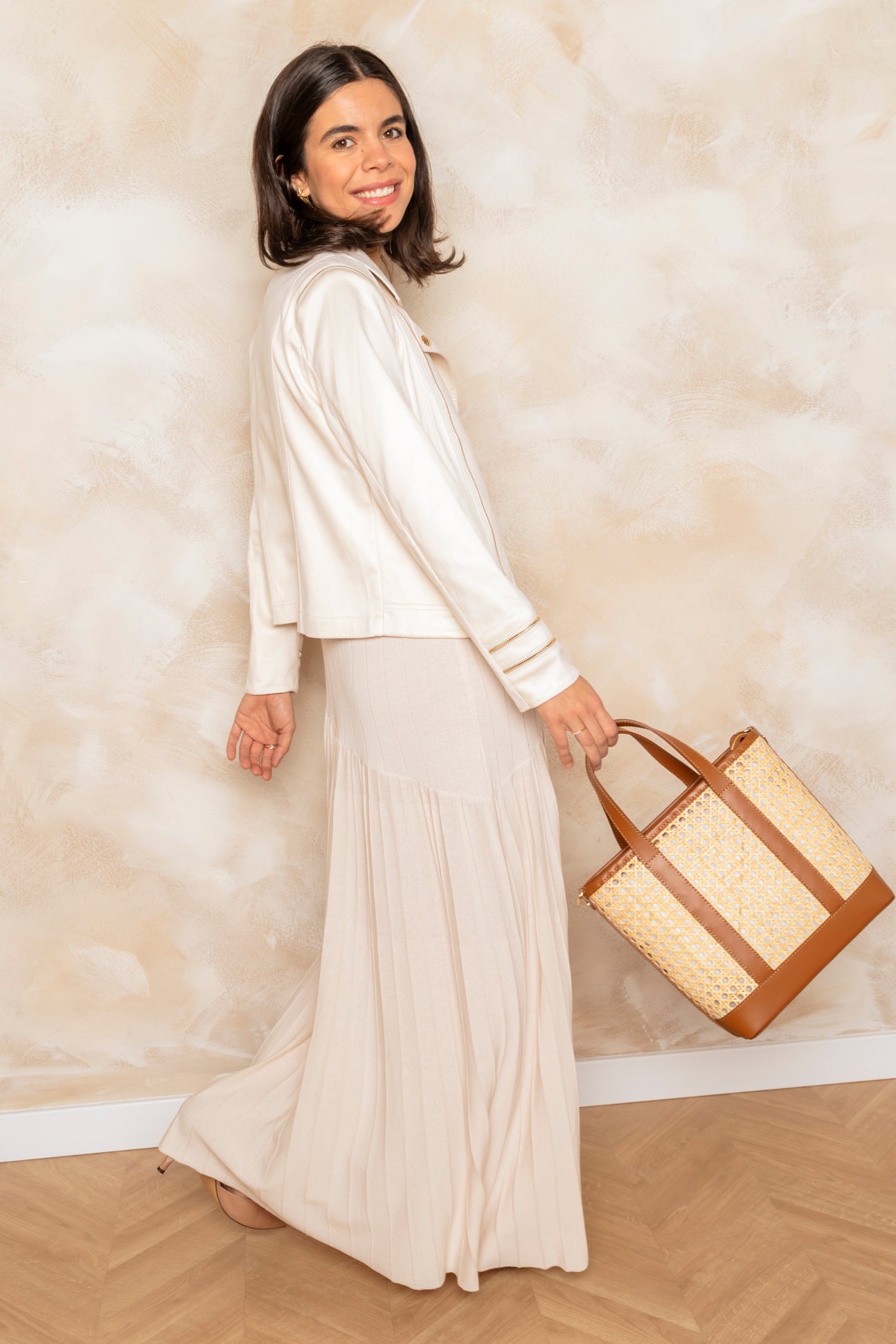 Vestido de punto crudo con caída y detalle de tablas