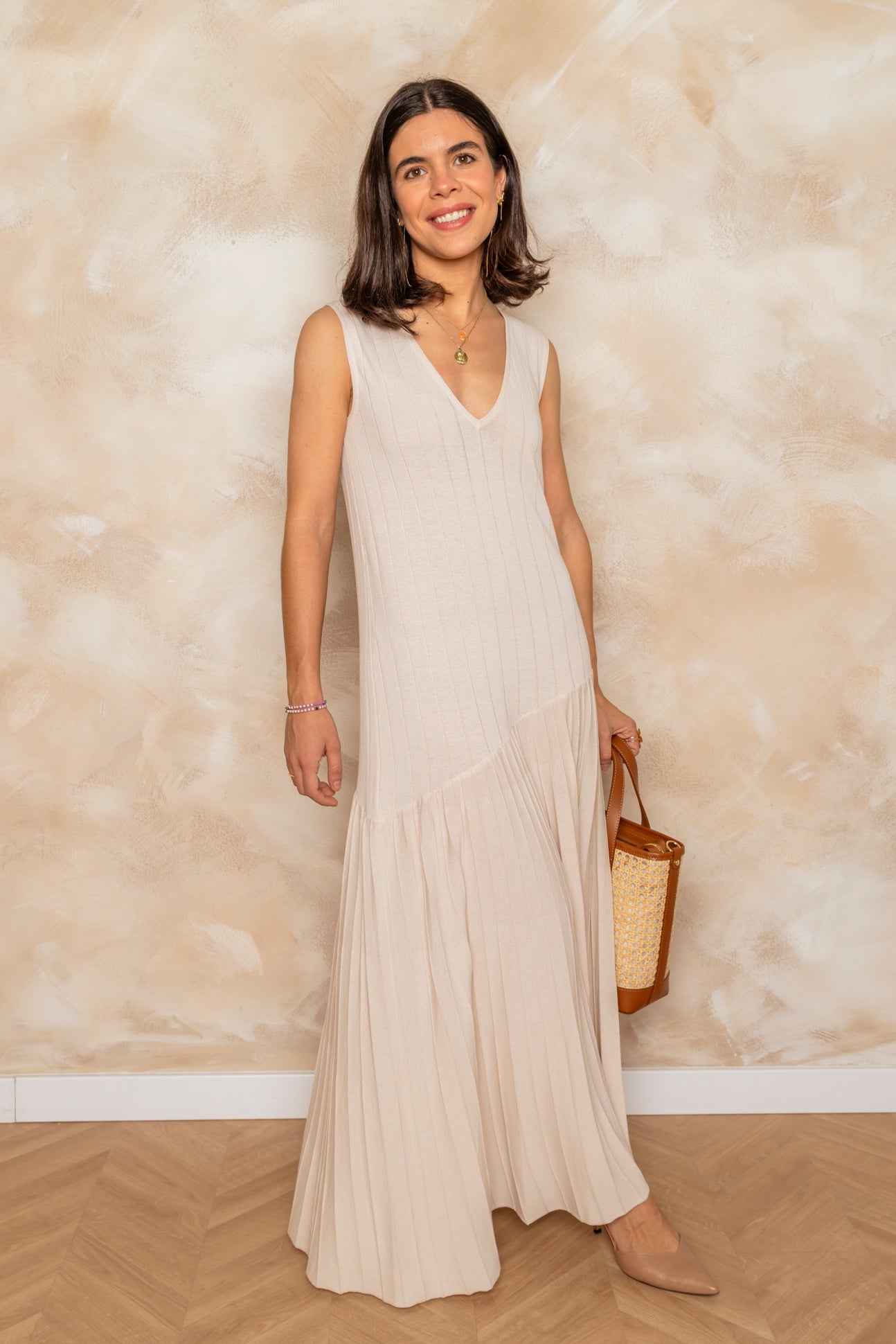 Vestido de punto crudo con caída y detalle de tablas