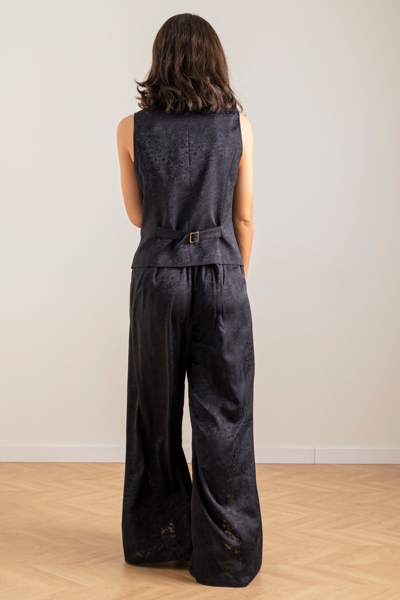 Pantalón fluido azul marino efecto pierna larga