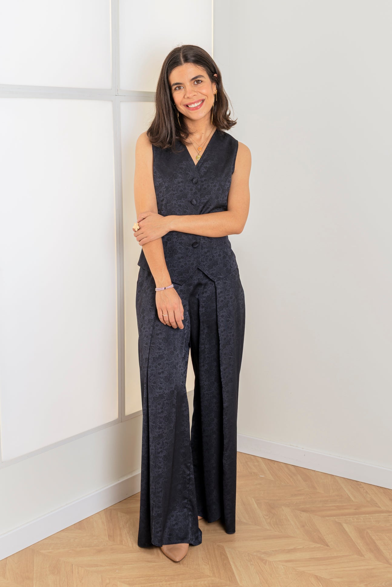 Pantalón fluido azul marino efecto pierna larga