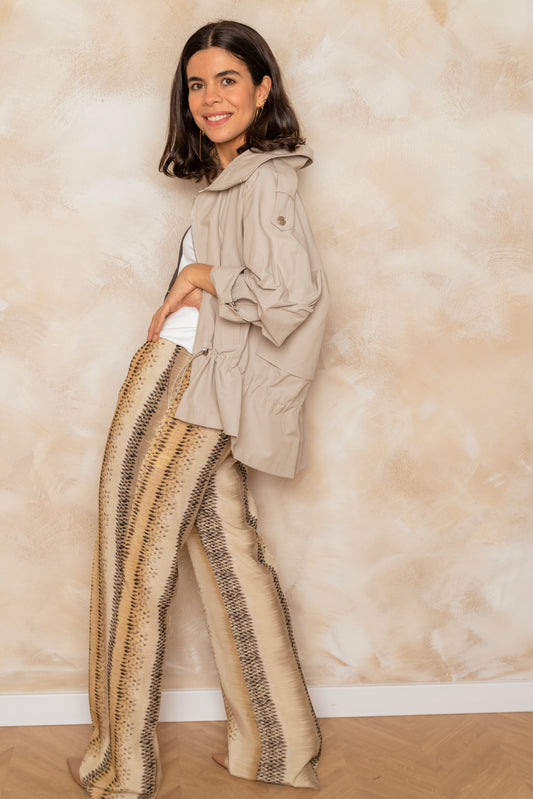 Pantalón fluido estampado en tonos tierra