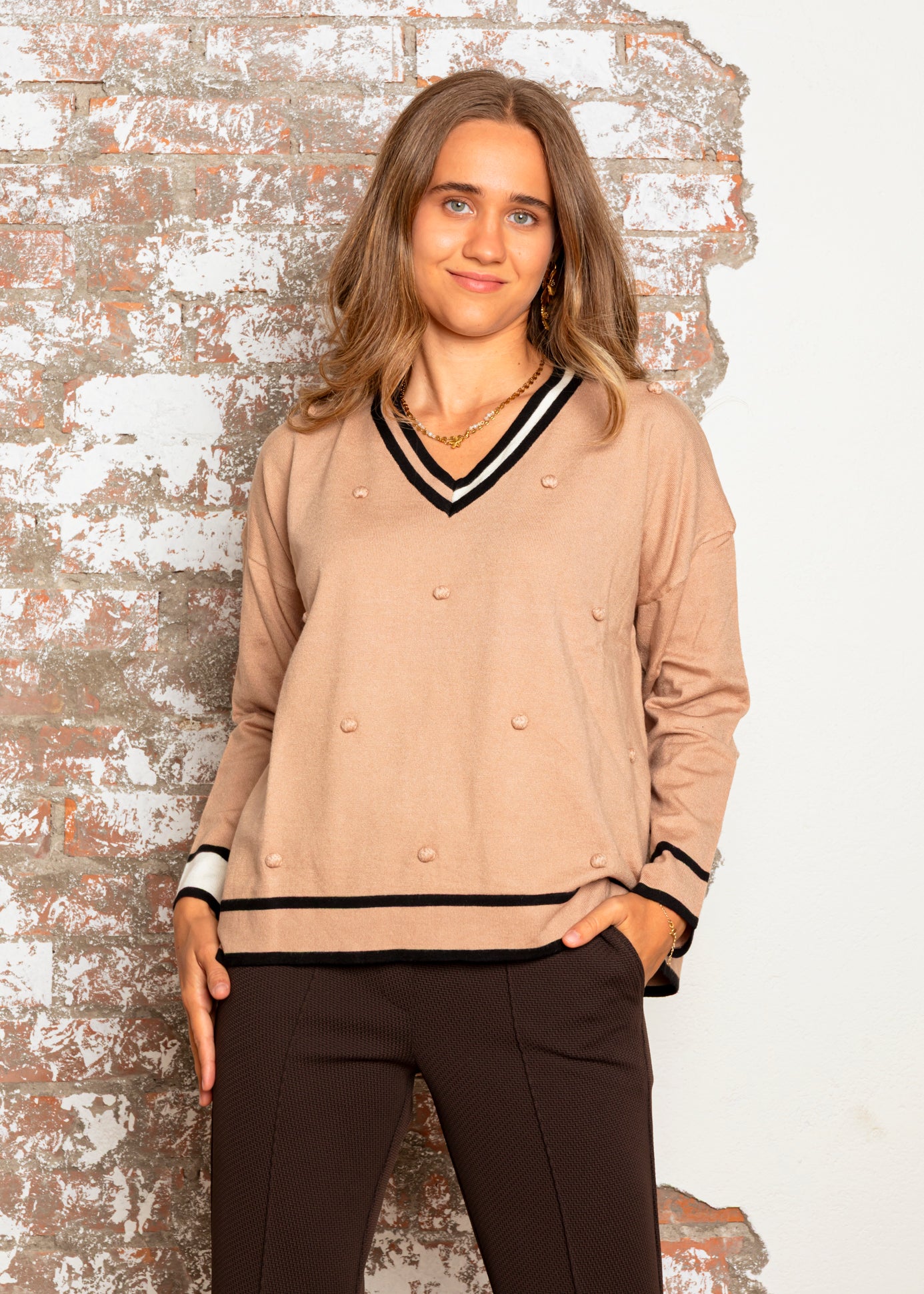 Jersey beige con bodoques en relieve