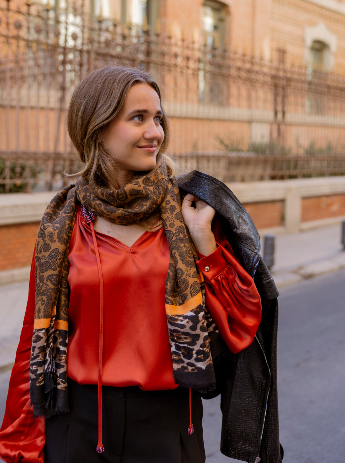 Fular estampado animal en tonos tierra, detalle del conjunto