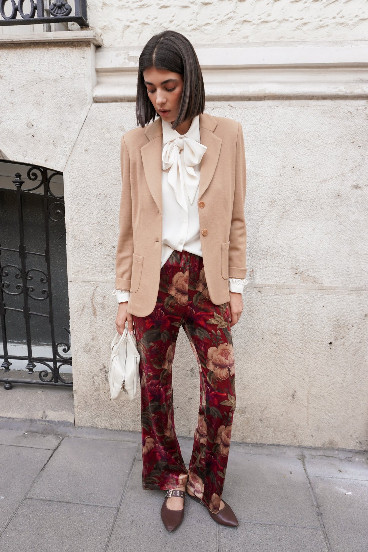 Pantalón de flores en tonos burdeos — vista principal de la colección DE ROZIO