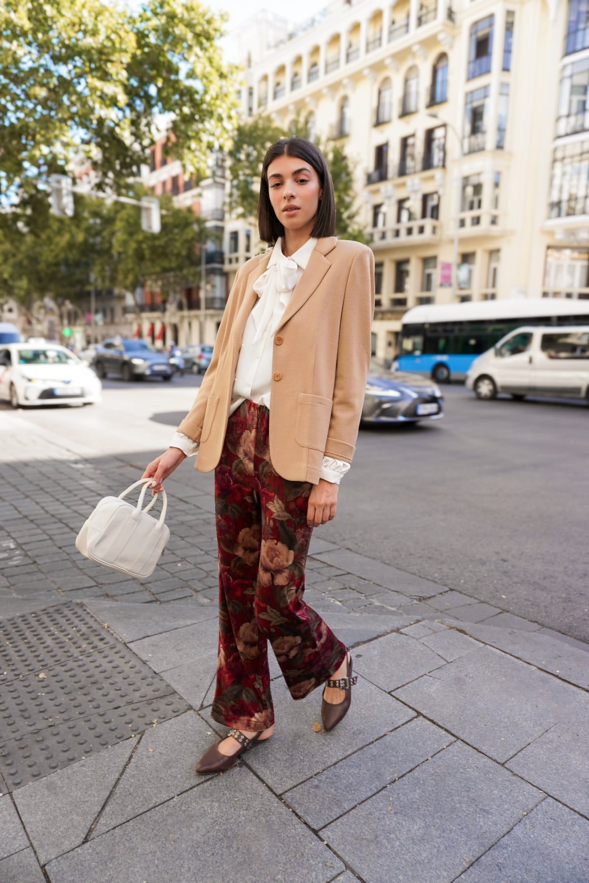 Pantalón de flores en tonos burdeos — vista del conjunto de la colección DE ROZIO