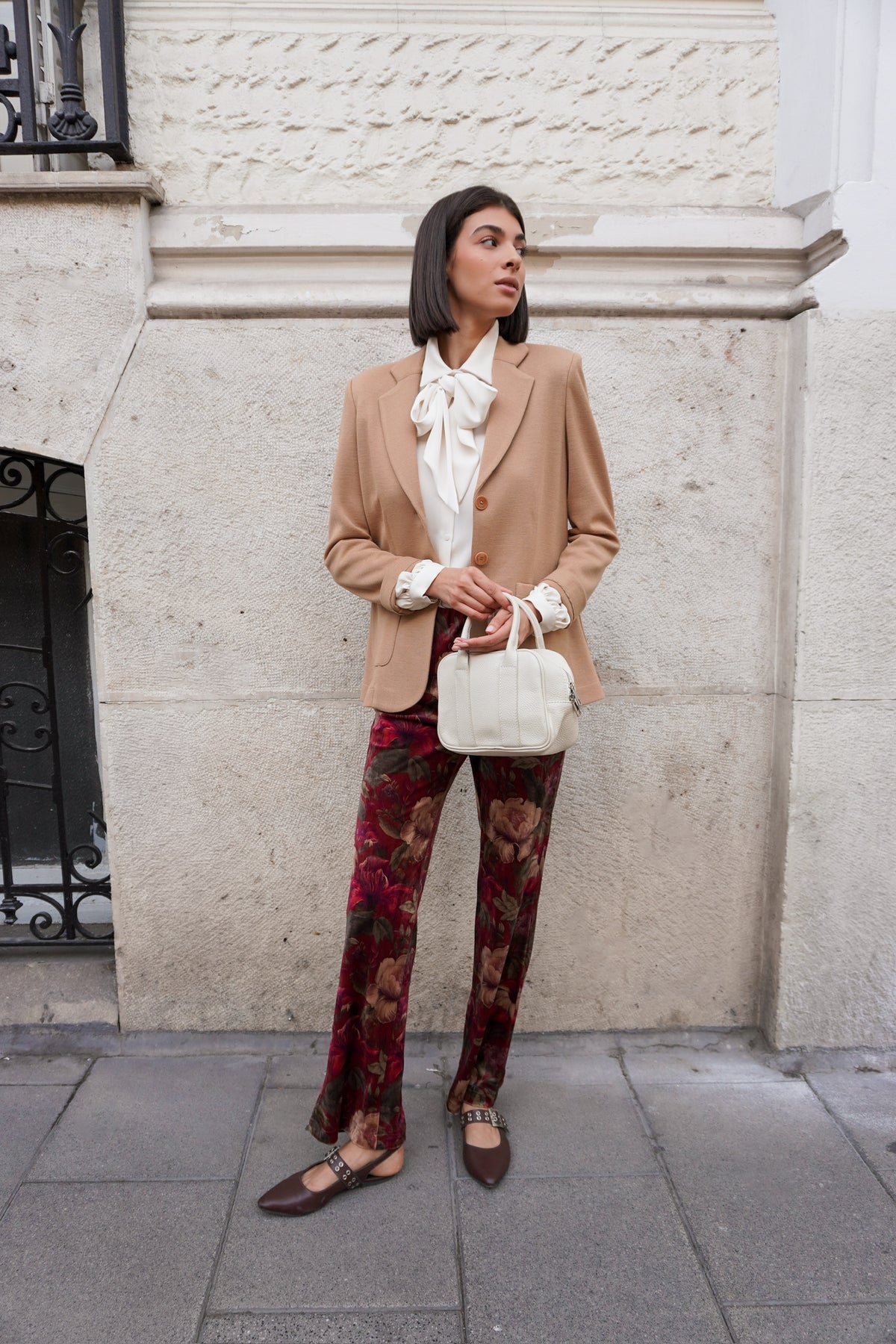 Pantalón de flores en tonos burdeos — otra vista de la colección DE ROZIO