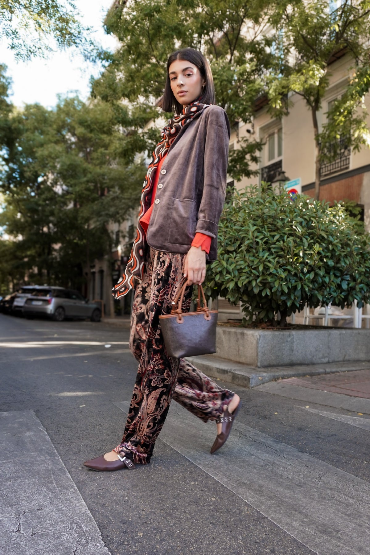 Pantalón de estampado paisley en tonos tierra — otra vista de la colección DE ROZIO